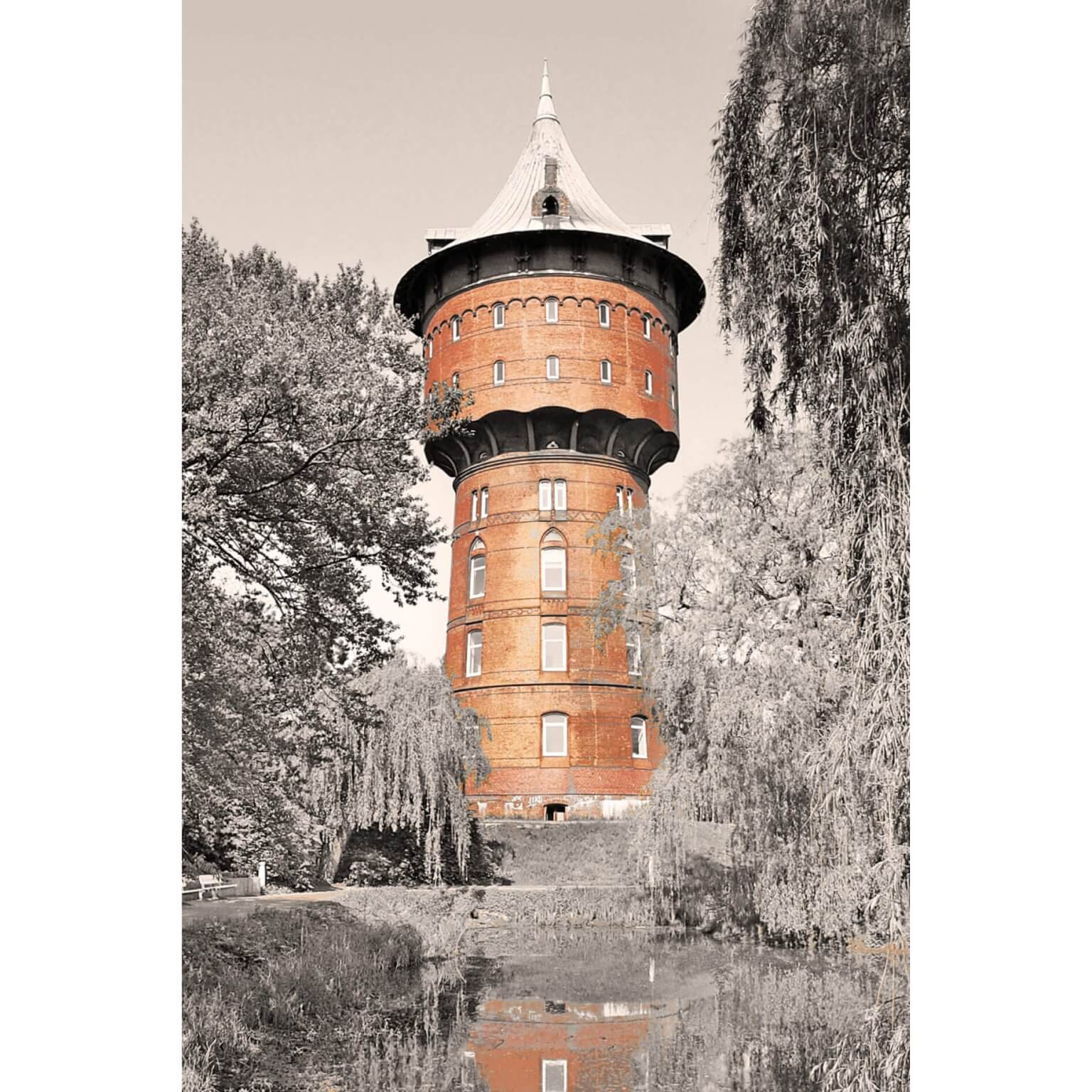 Wasserturm mit Spiegelung im See
