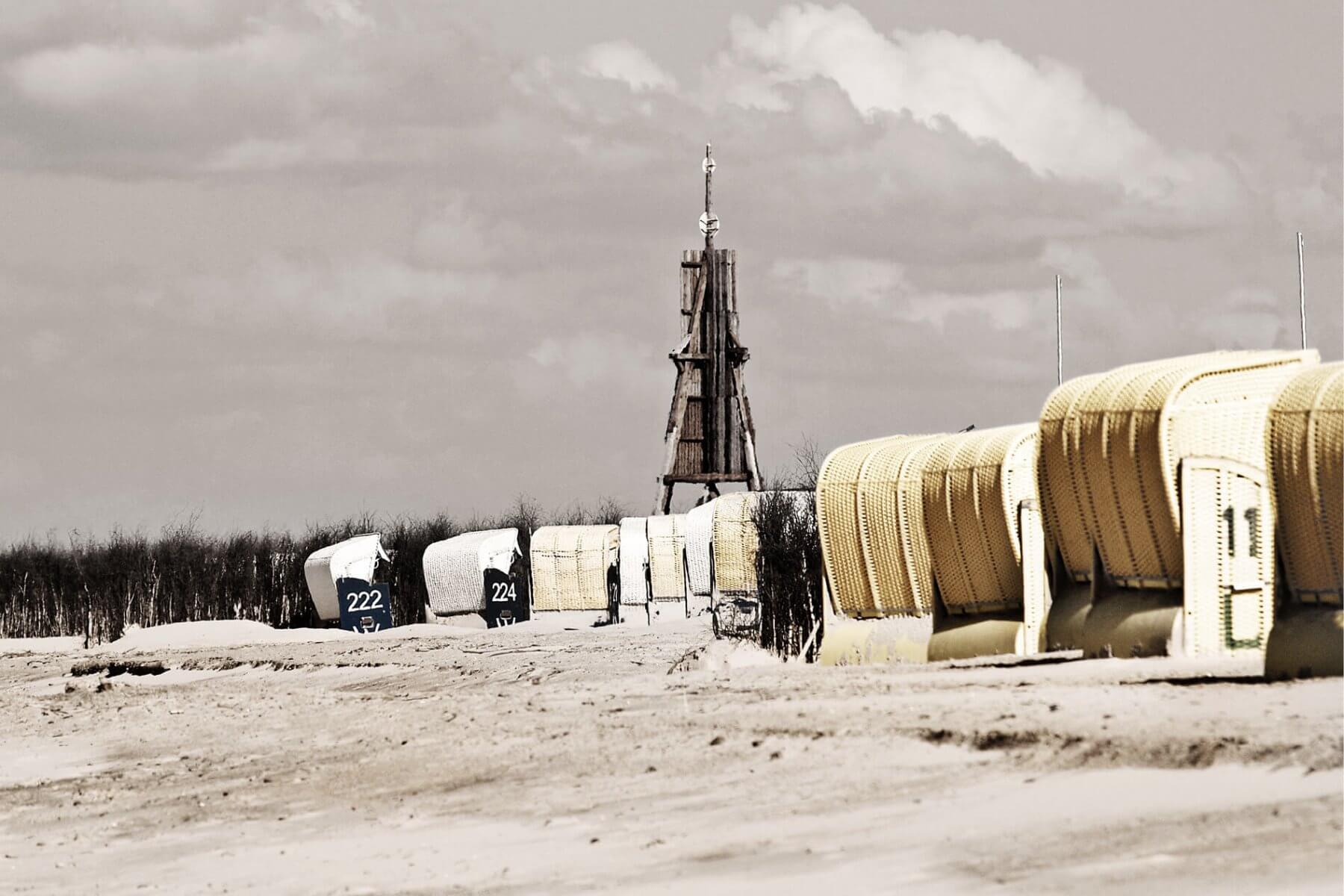 Kugelbake hinter Strandkörben