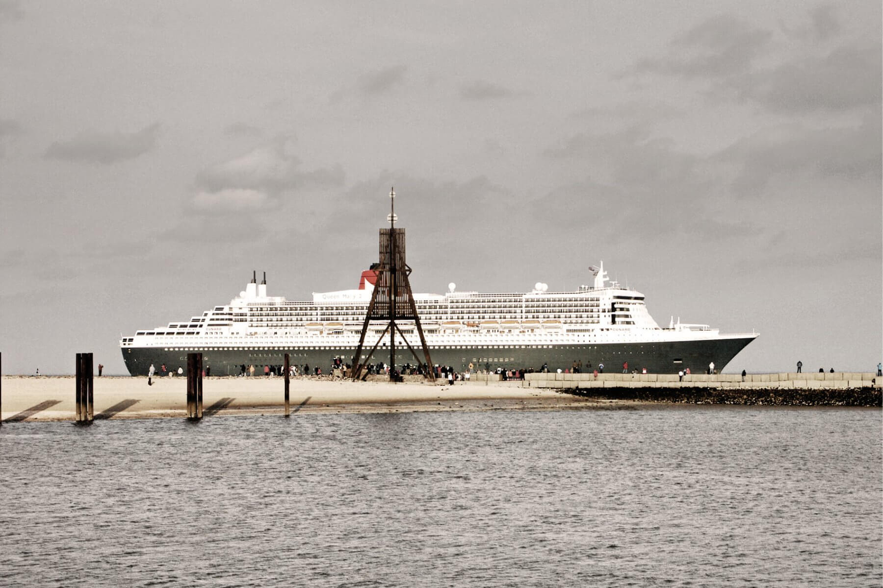 Queen Mary passiert die Kugelbake